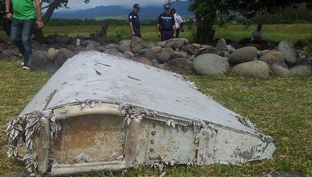 7月末ごろ、インド洋の仏領レユニオン島で発見された飛行機の残骸（スクリーン・ショット）
