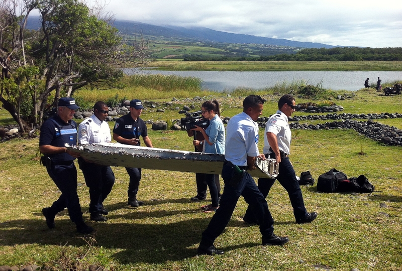マレーシアの首相は6日、インド洋東南部の仏領レユニオン島の海岸で見つかった航空機の残骸が、不明機の一部だと確認されたと発表した（YANNICK PITOU/AFP/Getty Images）