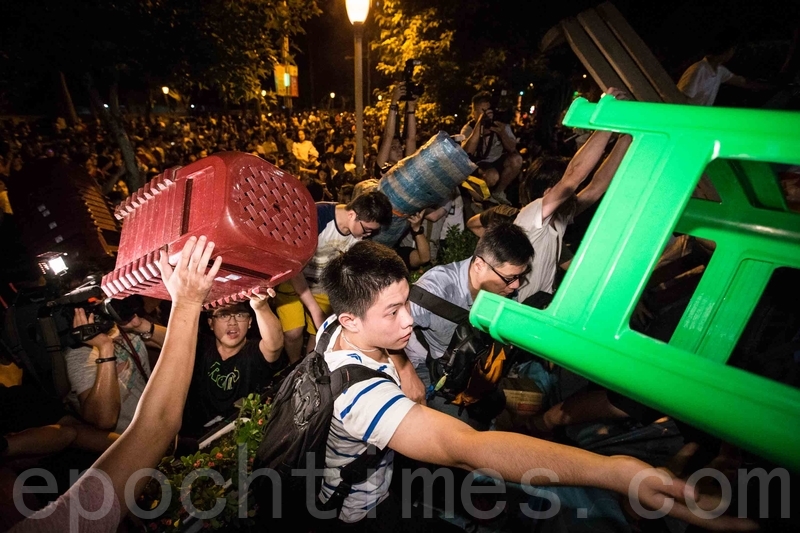 7月30日夜、台湾教育部前に集まった抗議者たち（大紀元）
