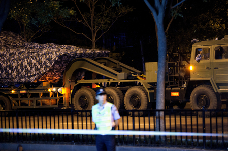 閲兵式のリハーサルに参加予定の軍用車両。新型武器を載せているとみられる　（AFP PHOTO / GOH CHAI HIN）