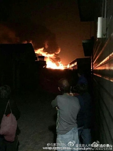 天津で12日深夜、アルコール原料の倉庫から、爆発を伴う火災が発生した　（ネット写真）