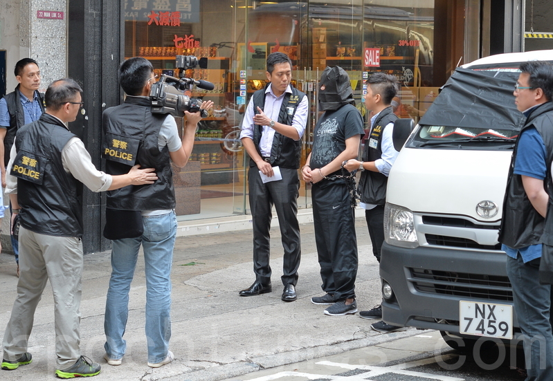 21日、容疑者を連れて、現場検証する香港警察（宋祥龍/大紀元）