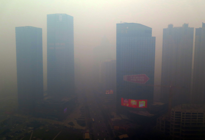 11月8日、中国瀋陽市でスモッグに覆われたビル（ＡＦＰ）